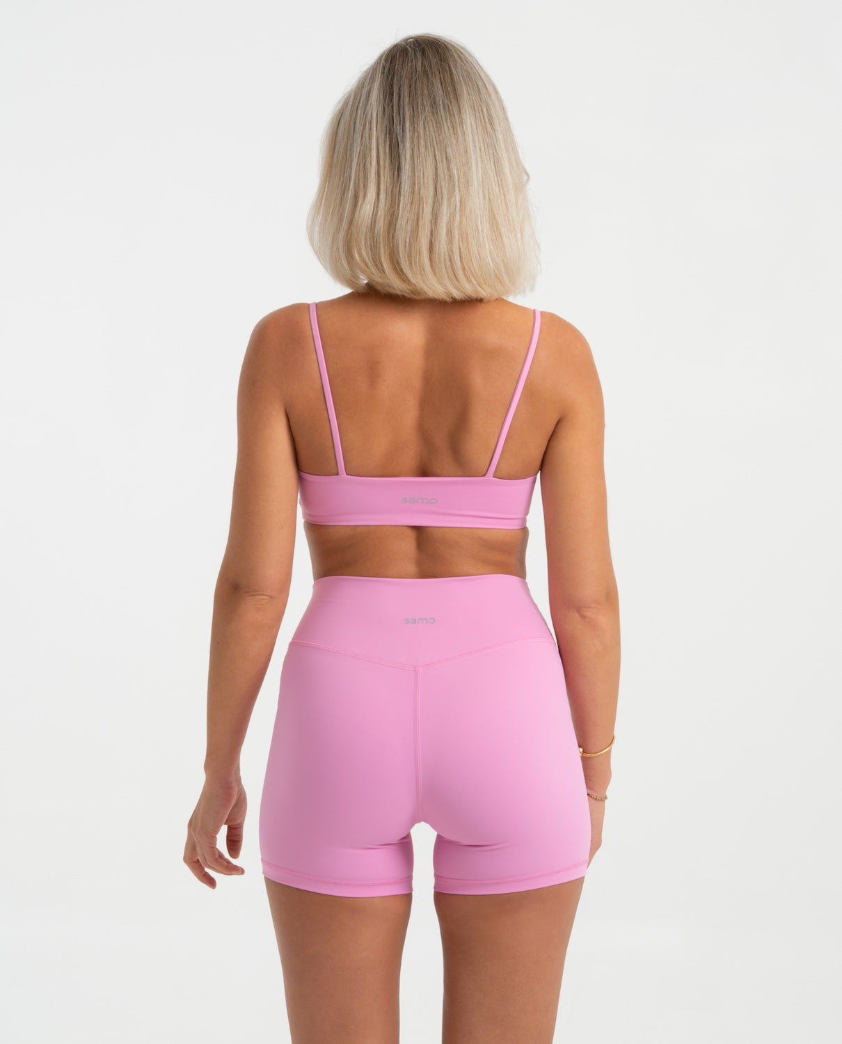 Frau trägt pinke Contour Shorts und Sport-BH Bloom von shop-samo.com