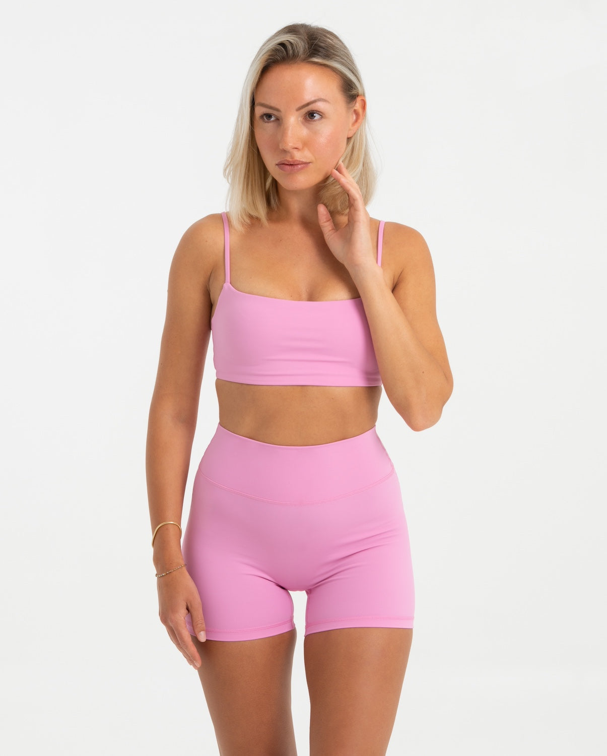 Frau trägt pinke Contour Shorts und Sport-BH Bloom von shop-samo.com