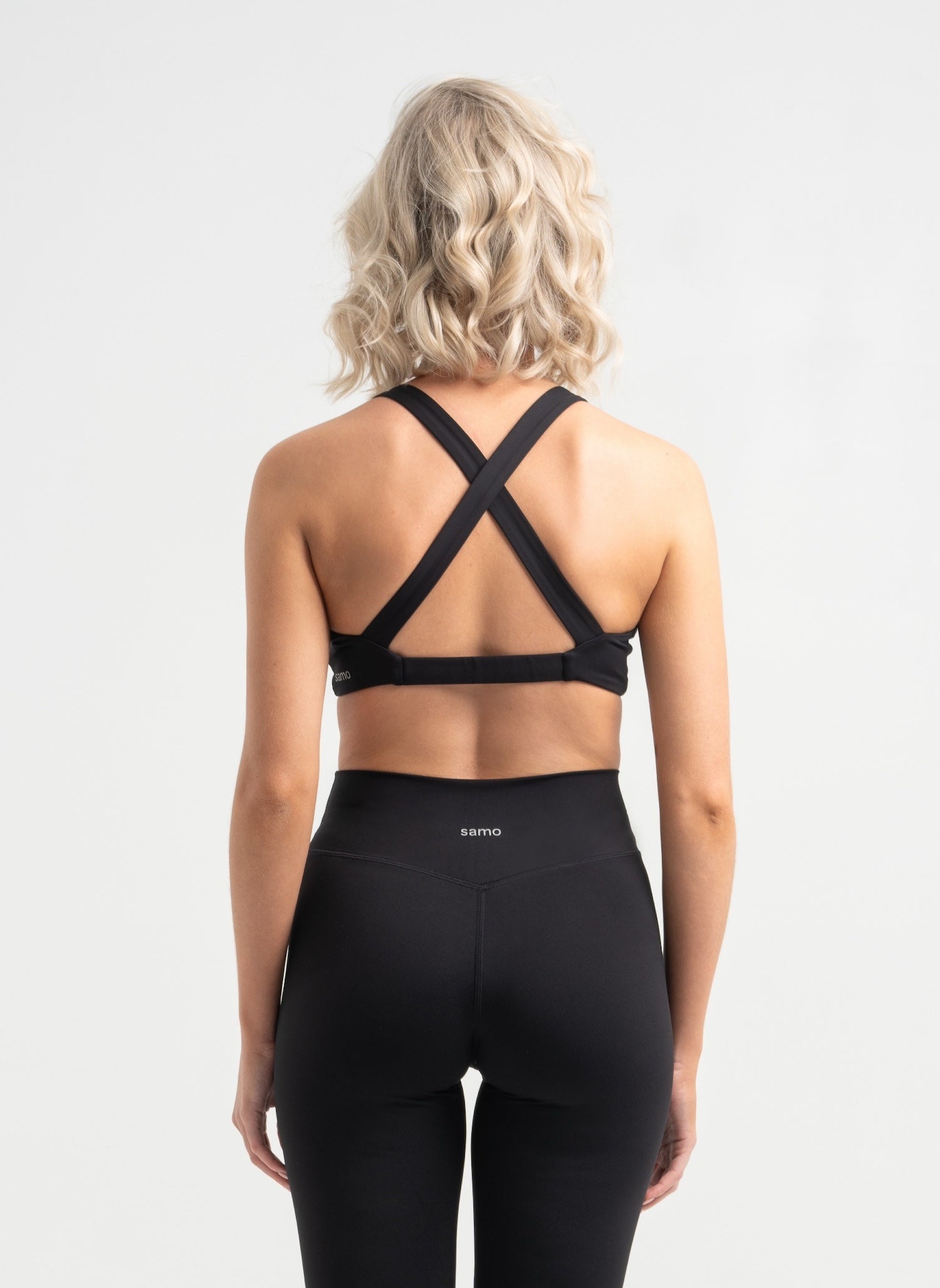 Frau trägt schwarze Cross Over Shorts und Cropped Longsleeve von shop-samo.com