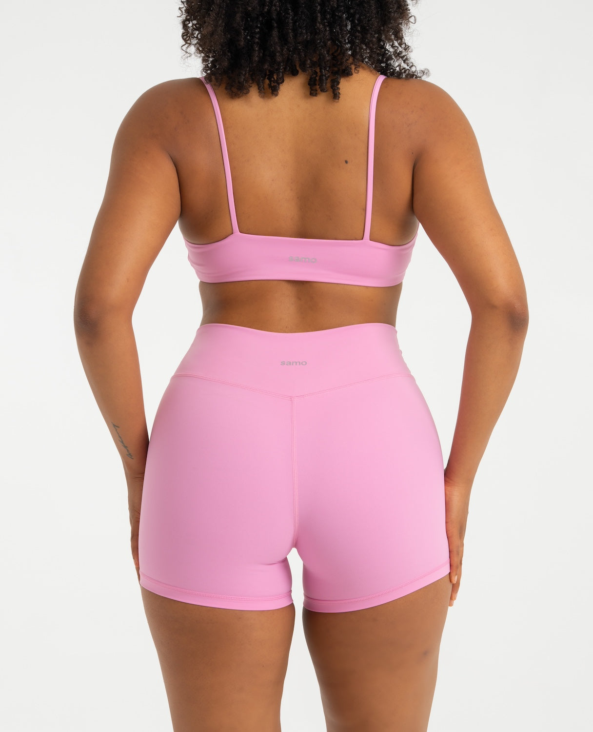 Frau trägt pinke Contour Shorts und Sport-BH Bloom von shop-samo.com