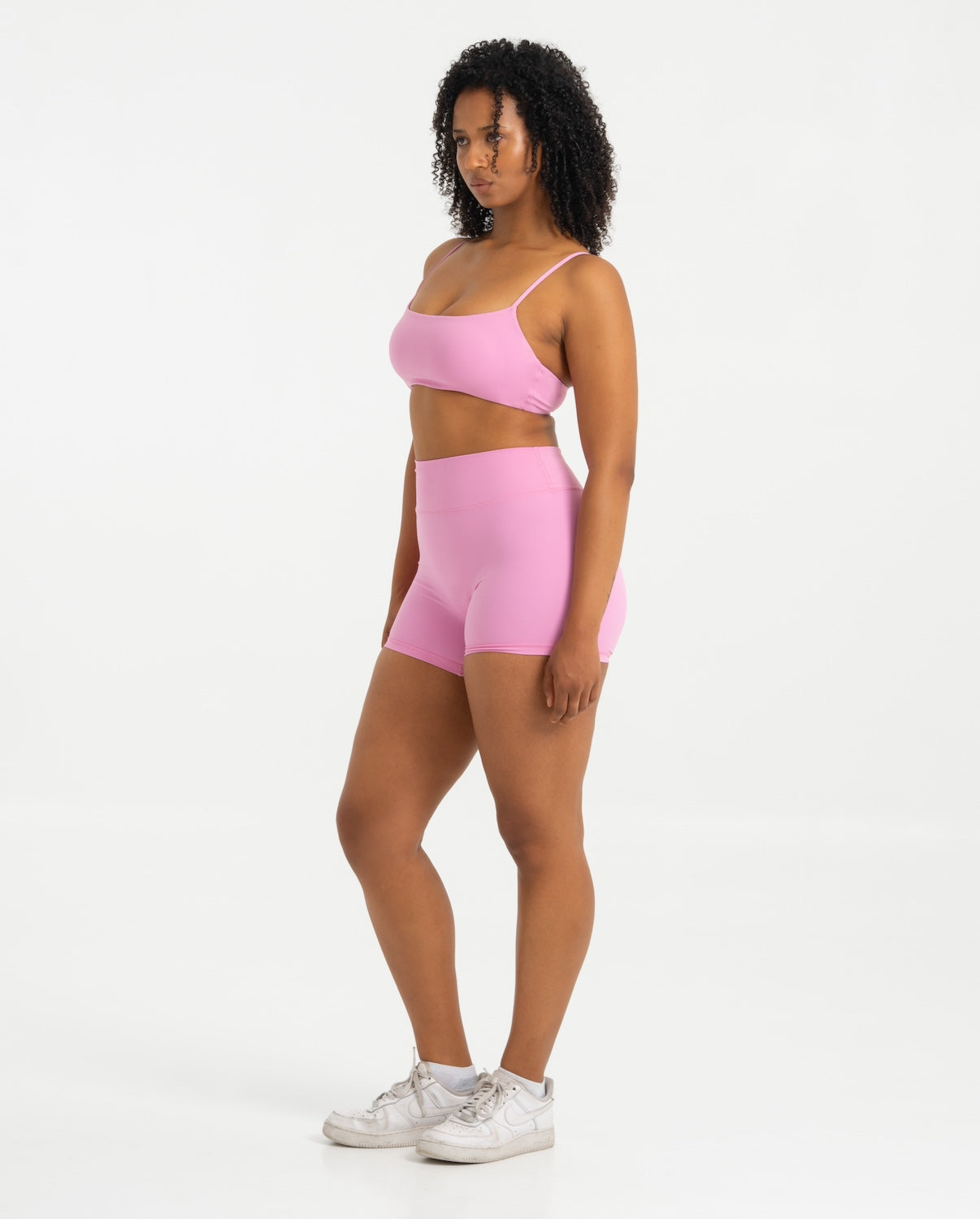 Frau trägt pinke Contour Shorts und Sport-BH Bloom von shop-samo.com