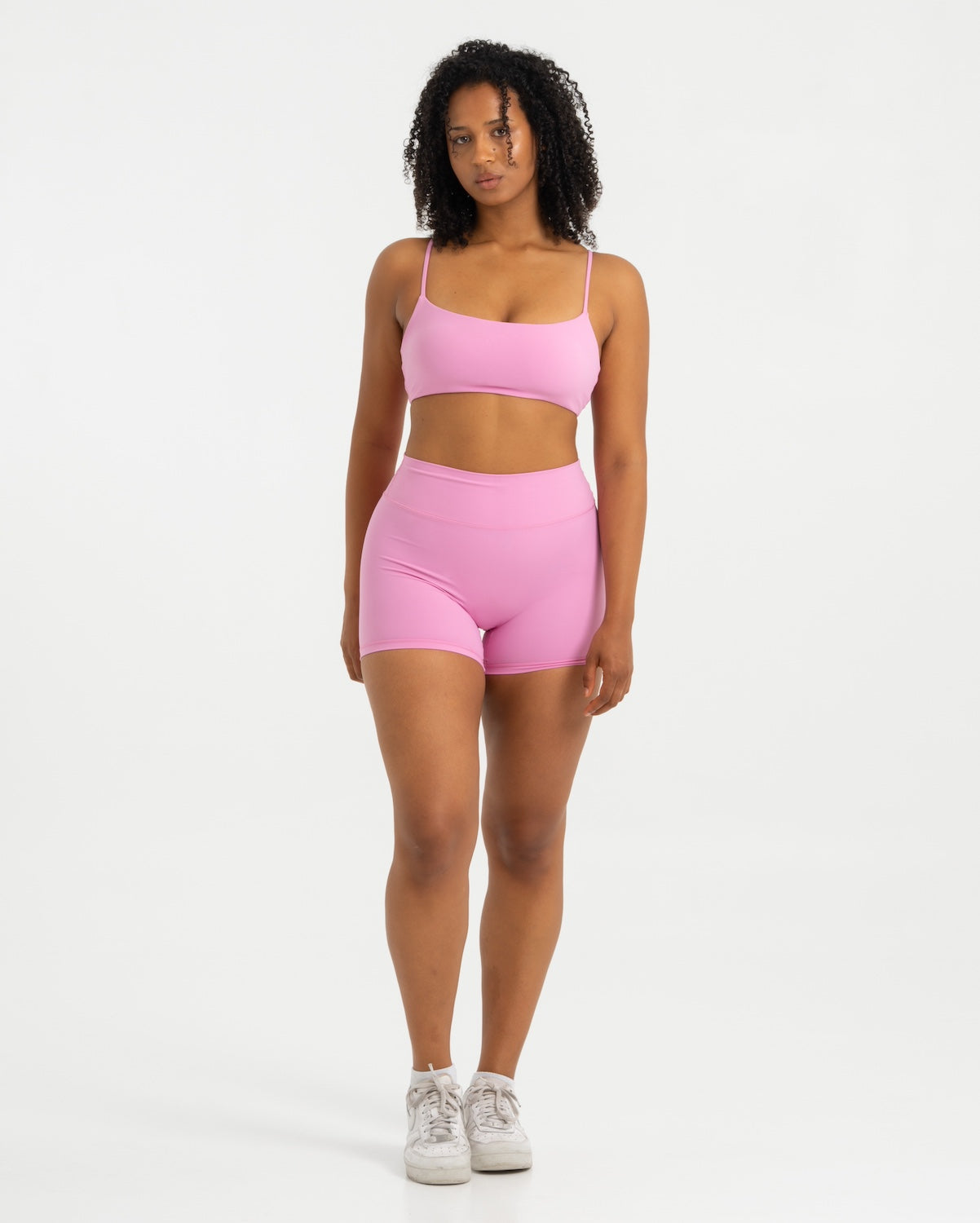 Frau trägt pinke Contour Shorts und Sport-BH Bloom von shop-samo.com