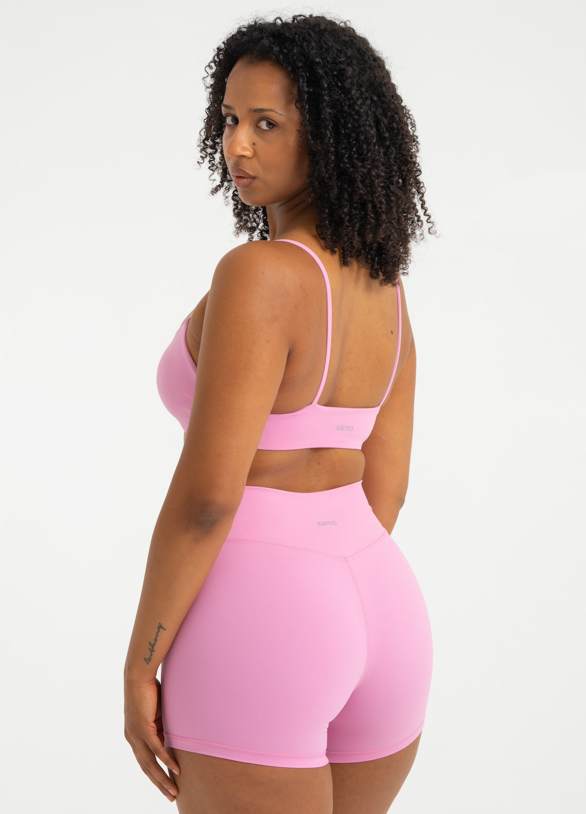 Frau trägt pinke Contour Shorts und Sport-BH Bloom von shop-samo.com