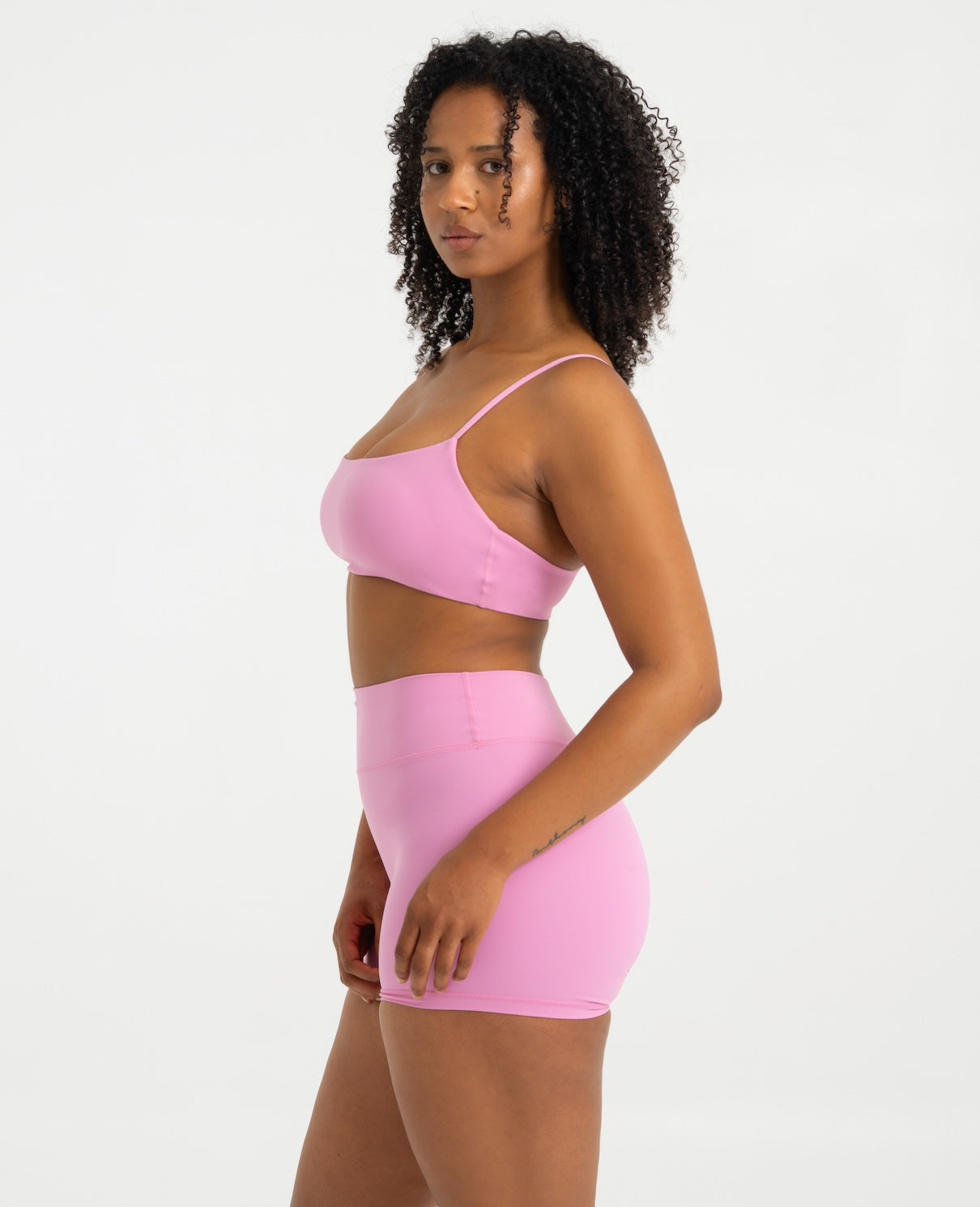 Frau trägt pinke Contour Shorts und Sport-BH Bloom von shop-samo.com