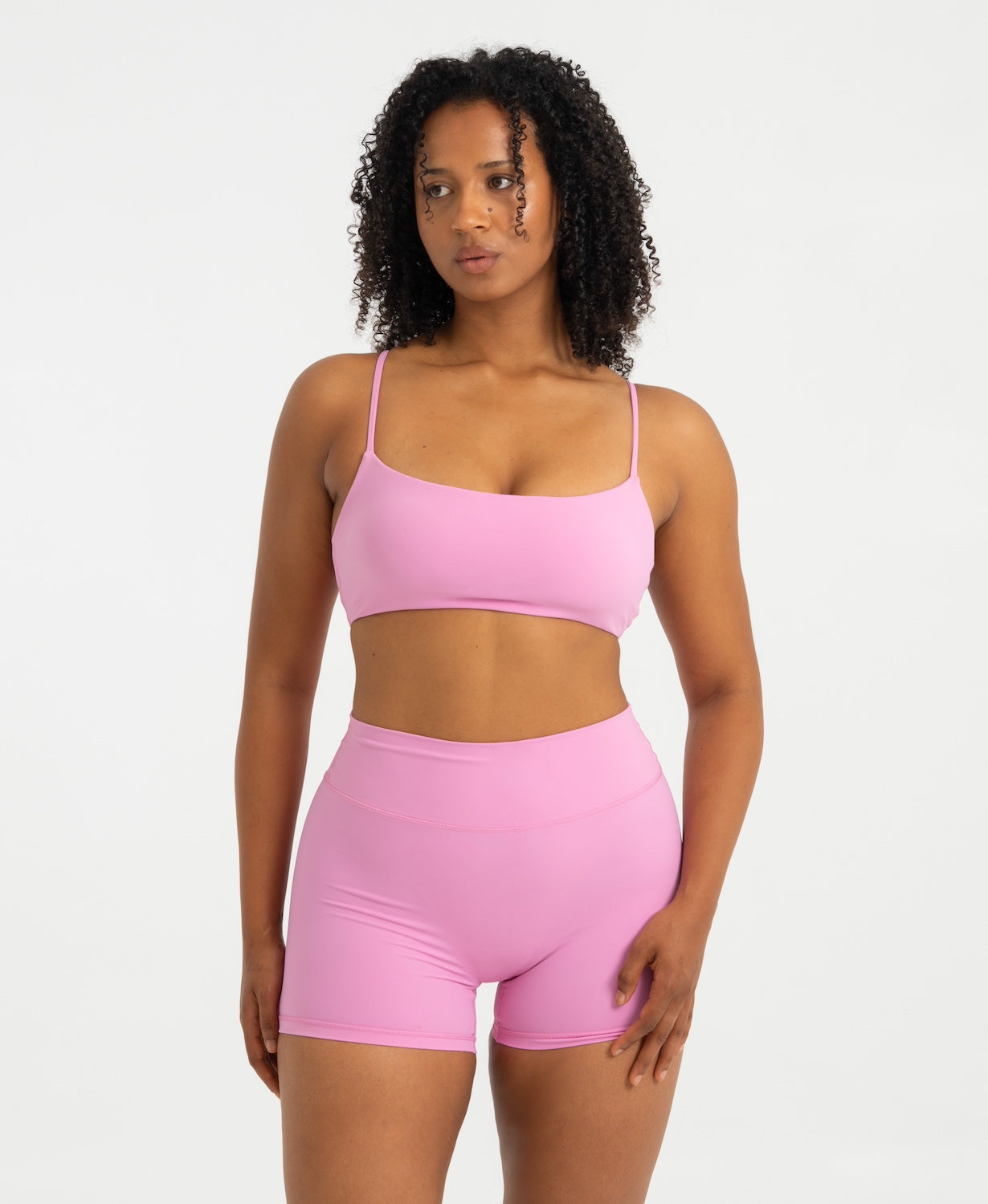 Frau trägt pinke Contour Shorts und Sport-BH Bloom von shop-samo.com