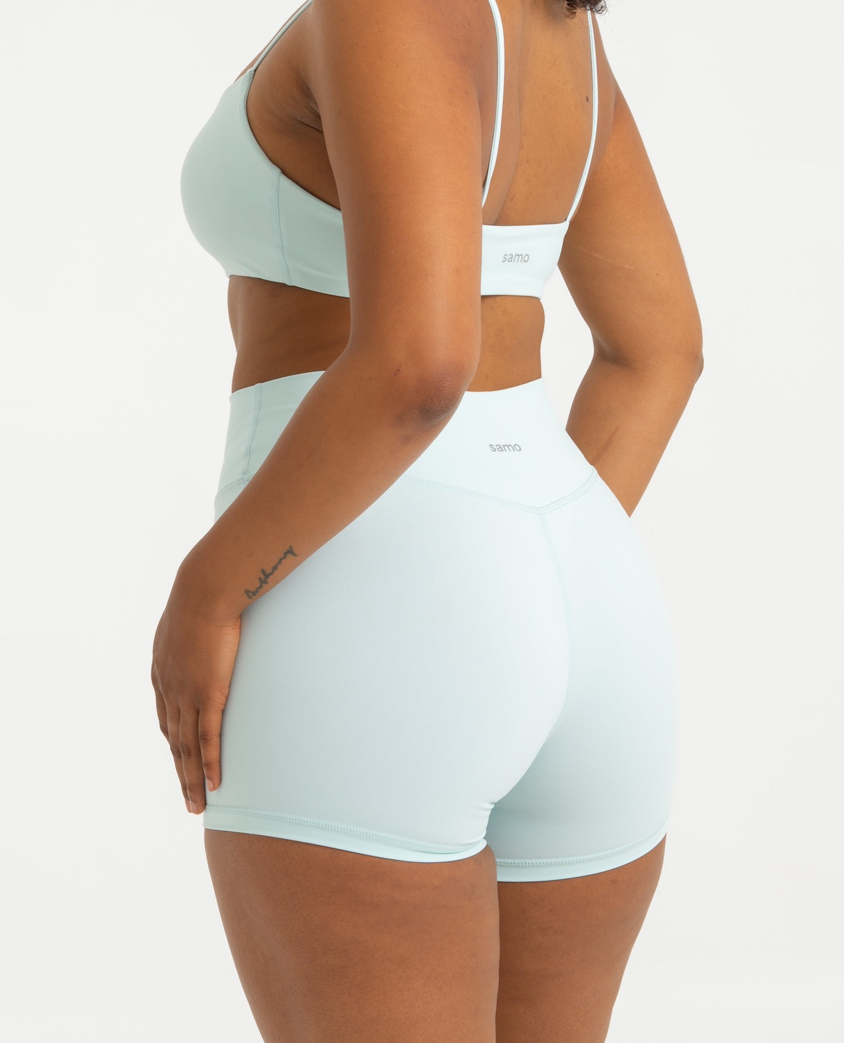 Frau trägt hellblaue Contour Shorts und Sport-BH Shell von shop-samo.com
