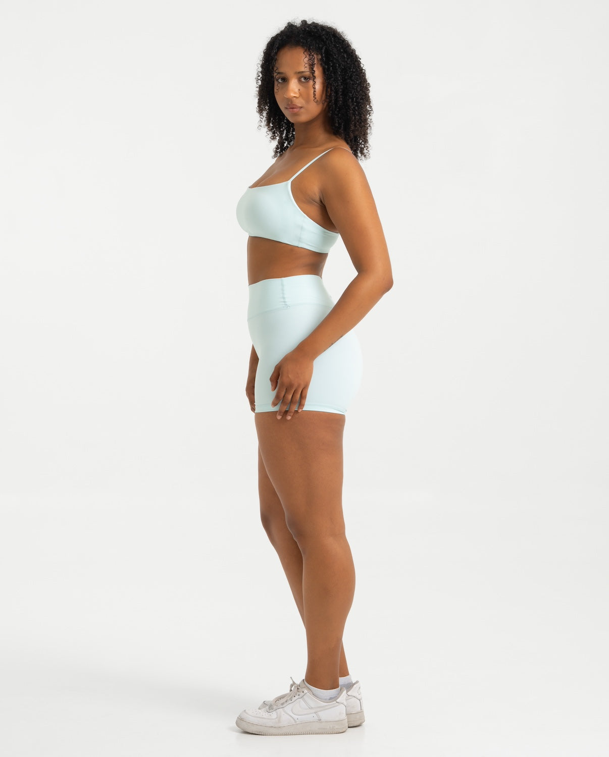 Frau trägt hellblaue Contour Shorts und Sport-BH Shell von shop-samo.com