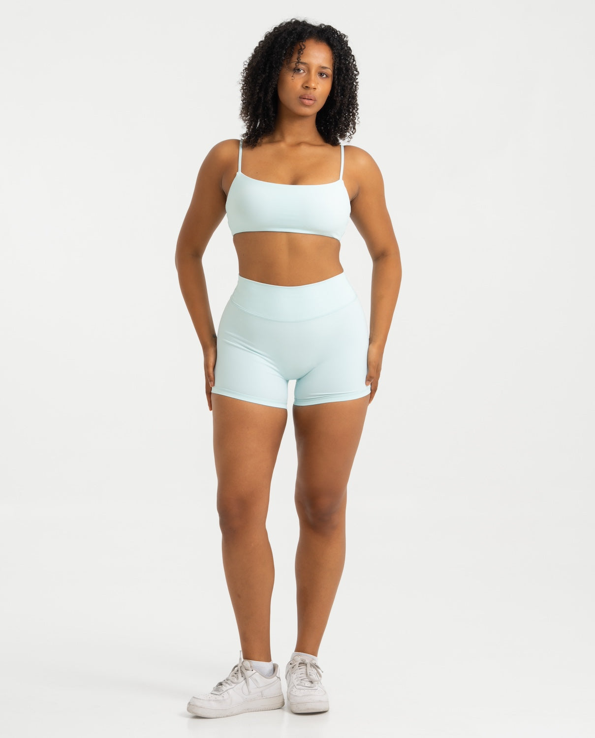 Frau trägt hellblaue Contour Shorts und Sport-BH Shell von shop-samo.com