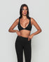 Frau trägt schwarzen Contour Bra und schwarze Seamless Pilates Leggings von shop-samo.com