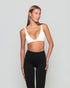 Frau trägt weißen Contour Bra und schwarze Seamless Pilates Leggings von shop-samo.com