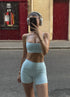 Frau trägt hellblaue Contour Shorts und Sport-BH Shell von shop-samo.com im Streetstyle Selfie
