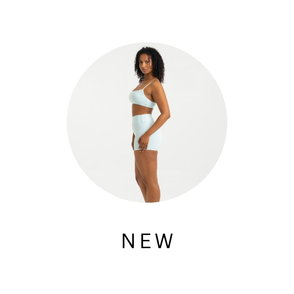 Frau in mintgrünem nahtlosem Pilates Outfit mit Sport-BH und Shorts von shop-samo.com