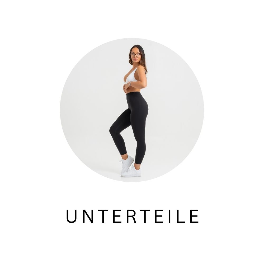 Kategorie Unterteile: Frau trägt schwarze Seamless Pilates Leggings und weißes Bralette von shop-samo.com