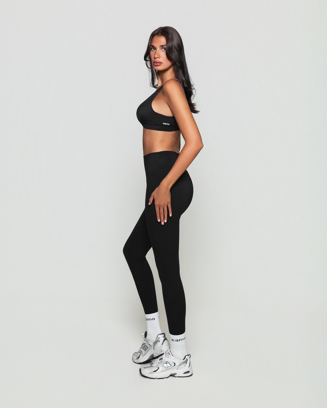 Frau trägt schwarze seamless leggings von shop-samo.com