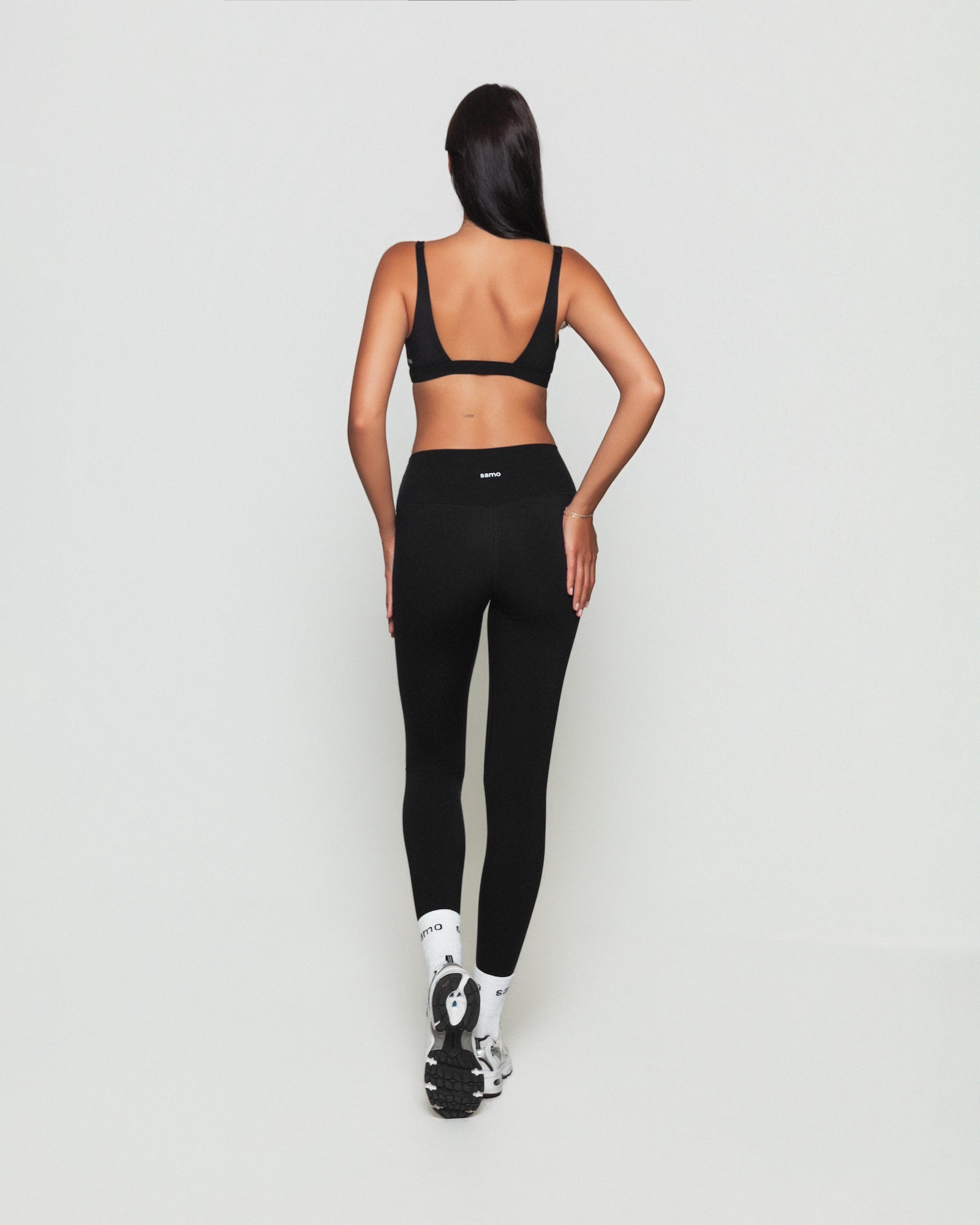 Frau trägt schwarze seamless leggings von shop-samo.com