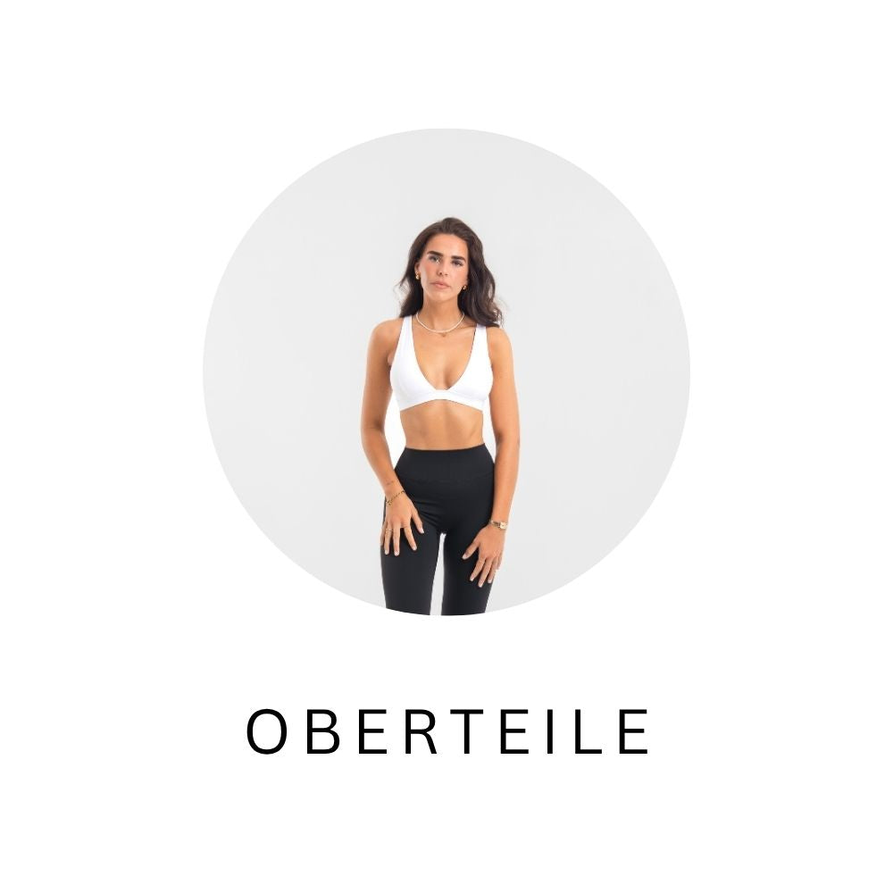 Frau trägt weißes nahtloses Bralette und schwarze High-Waist Pilates Leggings von shop-samo.com
